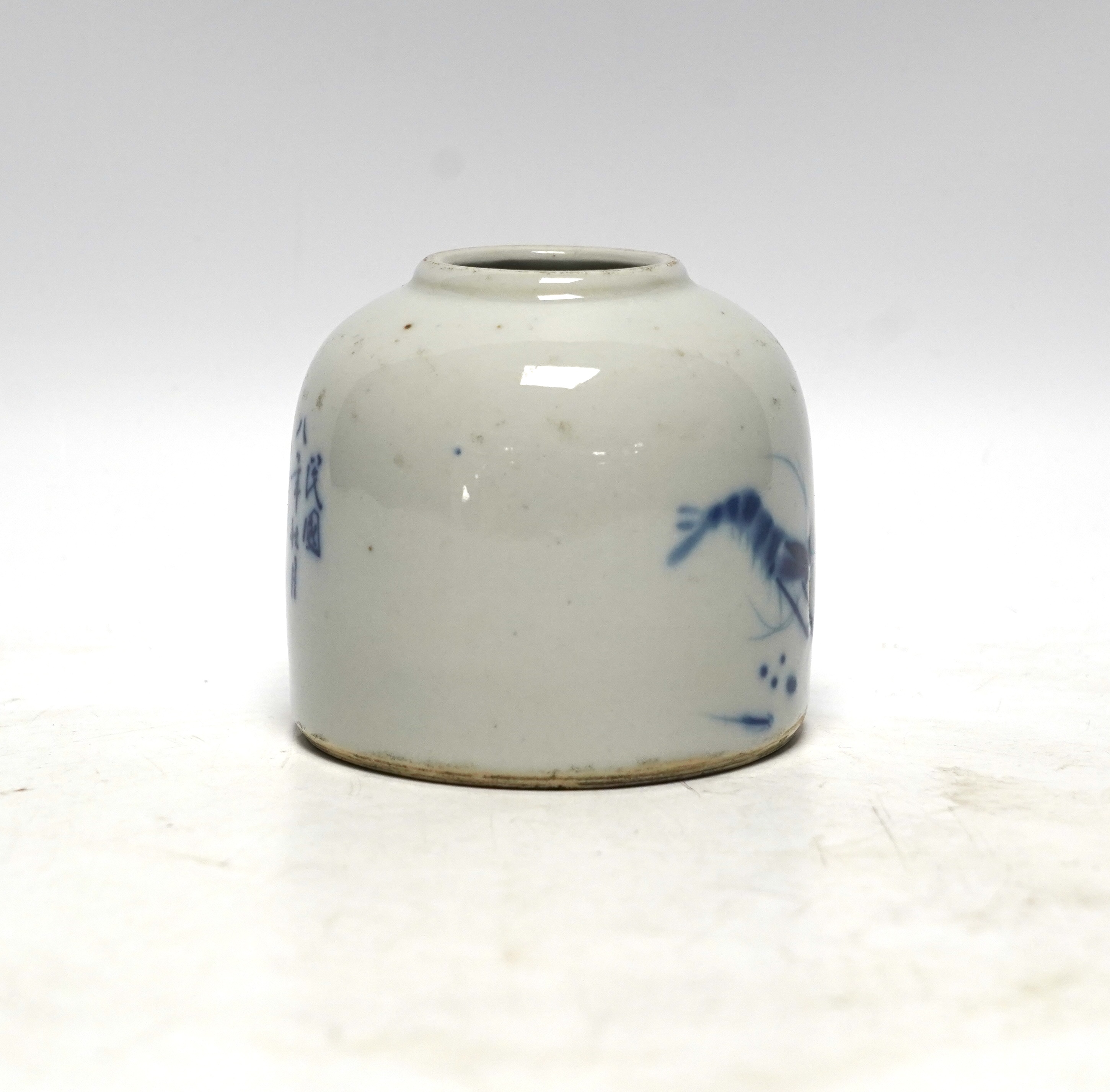 A Chinese blue and white brush pot, possibly Republic period, decorated with crayfish, 8.5cm
